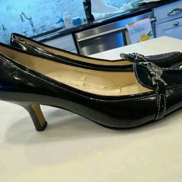 Anne Klein black leather kitten heel shoes with silver emblem size 7.5 - Picture 7 of 10